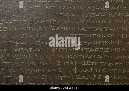 Antike griechische Text des römischen Rechts auf eine Bronze herakliter Tabletten von Heraclea Lukanien. Italien Stockfoto