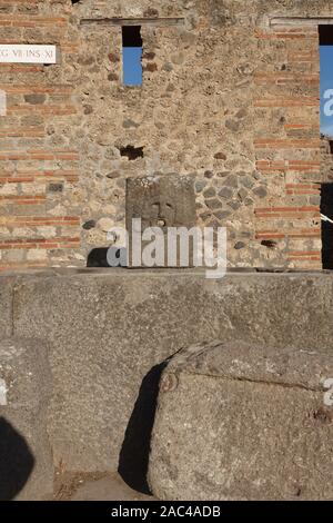 Öffentliche Wasserversorgung Quelle Brunnen Maske von Pompeji (Pompei). Antike römische Stadt Pompeji, Provinz Neapel, Kampanien, Italien Stockfoto