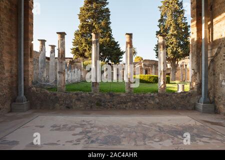 Haus des Faun mit Alexander dem Großen Schlacht Mosaik aus Pompeji (Pompei). Antike römische Stadt Pompeji, Provinz Neapel, Kampanien, Italien Stockfoto