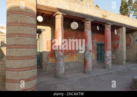 Haus der Erleichterung des Telephos im alten Ercolano (Herculaneum) Stadt Ruinen. Neapel, Kampanien, Italien Stockfoto