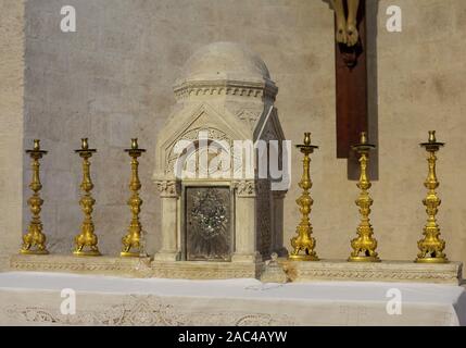 Kerzenständer auf Altar päpstlichen Basilika di San Nicola (Basilika des Heiligen Nikolaus) in Bari, Apulien, Italien Stockfoto