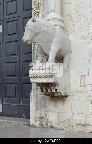 Dekorationen von West Portal der päpstlichen Basilika di San Nicola (Basilika des Heiligen Nikolaus) in Bari, Apulien, Italien Stockfoto