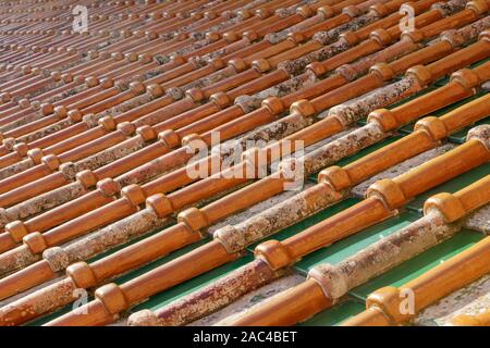 Alte Dachziegel aus Sizilien. Seitenansicht Stockfoto