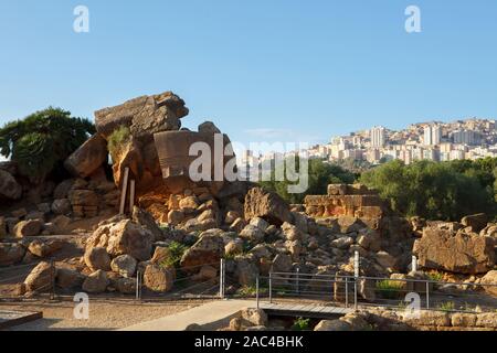 Die Ruinen der Tempel des Olympischen Zeus (Tempio di Giove Olimpico) im Tal der Tempel (Valle dei Templi) in Agrigent (akragas). Sizilien, Italien Stockfoto