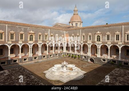 Innenhof des Benediktinerklosters San Nicolo l'Arena. Catania, Sizilien, Italien Stockfoto