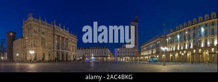 TURIN, Italien, 14. MÄRZ 2017: Panorama der Palazzo Madama und Piazza Castello in der Abenddämmerung. Stockfoto