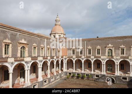 Innenhof des Benediktinerklosters San Nicolo l'Arena. Catania, Sizilien, Italien Stockfoto