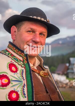 Tatry, Polen - 03. Juni 2019: Eine ethnische Highlander (góral) im traditionellen Goral Kleid mit schwarzen Hut in der polnischen Tatra. Goral von Zakopane. Stockfoto