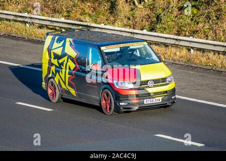 2019 schwarzes VW Volkswagen Transporter T32 H-Ln Tdib; Großbritannien Verkehr, Transport, moderne Fahrzeuge, Limousinen, Fahrzeuge, Fahrzeug, uk Straßen, Motoren, fahrende Süden - an die 3 Lane M61 Autobahn gebunden Stockfoto