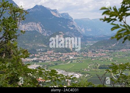 Arco - Die Stadt mit der mittelalterlichen Burg. Stockfoto