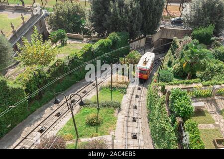 Obere Zeile in Bergamo Stadt Standseilbahn (funicolare Citta Alta). Rote Standseilbahn verbindet alte Obere Stadt und neu. Malerische Aussicht auf das historische Zentrum von Bergamo. Stockfoto