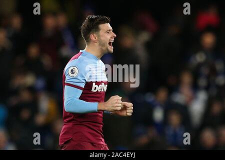 LONDON, ENGLAND - 30. NOVEMBER: Aaron Cresswell von West Ham United feiert am abschließenden während der Premier League Spiel zwischen dem FC Chelsea und West Ham United an der Stamford Bridge am 30. November 2019 in London, Vereinigtes Königreich Pfeifen. (Foto von MB Media/MB Medien) Stockfoto