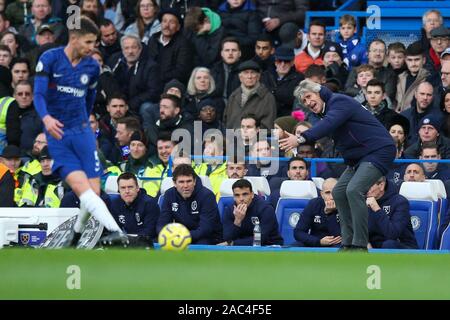 LONDON, ENGLAND - 30. NOVEMBER: West Ham United manager Manuel Pellegrini reagiert während der Premier League Spiel zwischen dem FC Chelsea und West Ham United an der Stamford Bridge am 30. November 2019 in London, Vereinigtes Königreich. (Foto von MB Media/MB Medien) Stockfoto