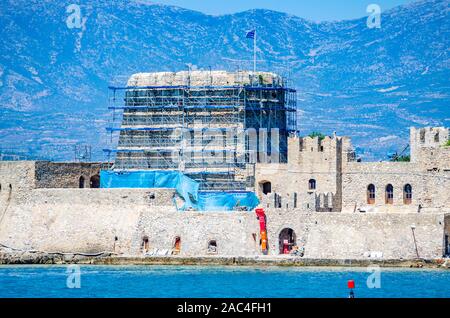 Das Bourtzi ist in der Mitte des Hafens von Nafplio entfernt. Die Venezianer die Festung 1473 die Stadt vor Piraten zu schützen. Stockfoto