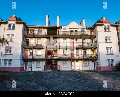 Alten Mietshaus Wohnungen mit Balkonen, Tron Square, Edinburgh, Schottland, Großbritannien Stockfoto