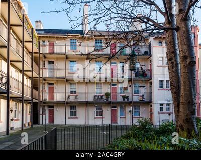 Alten Mietshaus Wohnungen mit Balkonen, Tron Square, Edinburgh, Schottland, Großbritannien Stockfoto