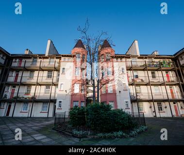 Alten Mietshaus Wohnungen mit Balkonen, Tron Square, Edinburgh, Schottland, Großbritannien Stockfoto