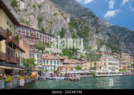 LIMONE SUL GARDA, Italien - 13. Juni, 2019: Die kleine Stadt unter den Alpen Felsen. Stockfoto