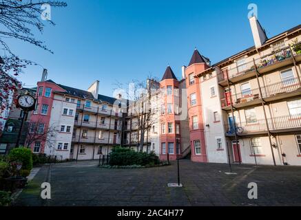 Alten Mietshaus Wohnungen mit Balkonen, Tron Square, Edinburgh, Schottland, Großbritannien Stockfoto