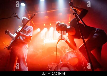 Edinburgh, Schottland. 30. November 2019. London band Kinderbetreuung führen an iconic Edinburgh Veranstaltungsort Sneaky Pete's als Teil einer UK-Tour ihr Debütalbum "Wabi-Sabi" von Ed kümmert (Gesang), Kinderbetreuung gegründet Förderung sind Emma Topolski (Bass), reiches Legat (Gitarre) und Glyn Daniels (Drums). Stockfoto