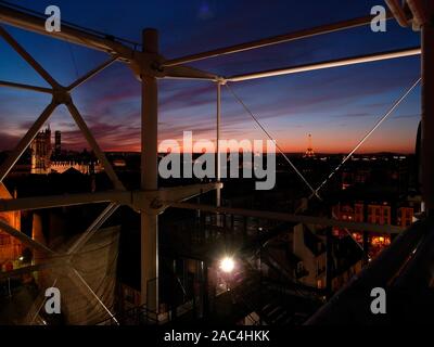 AJAXNETPHOTO - Dezember 2009. PARIS, Frankreich - EIFFELTURM ENTFERNTEN AUS GESEHEN das Centre Pompidou bei Sonnenuntergang. Foto: Jonathan Eastland/AJAX REF: GR 92612 1833 Stockfoto