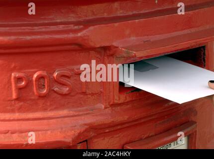 AJAXNETPHOTO. WORTHING, England. - Brief Buchungssteuerung Vorkontierung einen Buchstaben IN EIN ROT ROYAL MAIL SÄULE. Foto: Jonathan Eastland/AJAX REF: D 181105 746 Stockfoto