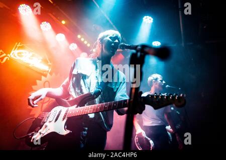 Edinburgh, Schottland. 30. November 2019. London band Kinderbetreuung führen an iconic Edinburgh Veranstaltungsort Sneaky Pete's als Teil einer UK-Tour ihr Debütalbum "Wabi-Sabi" von Ed kümmert (Gesang), Kinderbetreuung gegründet Förderung sind Emma Topolski (Bass), reiches Legat (Gitarre) und Glyn Daniels (Drums). Stockfoto