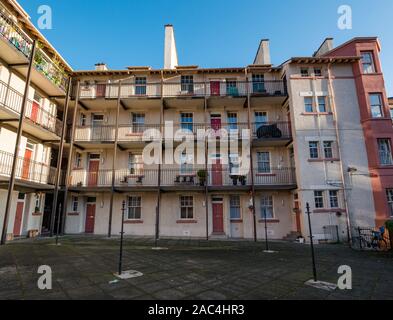 Alten Mietshaus Wohnungen mit Balkonen, Tron Square, Edinburgh, Schottland, Großbritannien Stockfoto