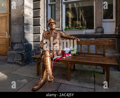 Sitzende Figur Statue von General Bronislaw Krysztol, polnischer Kommandant, City Chambers, Edinburgh, Schottland, Großbritannien Stockfoto