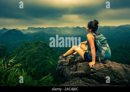 Tourist in Vietnam Backpacker genießt die Aussicht auf den Cat Ba Nationalpark aus der Sicht Stockfoto