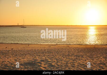 Entspannende Sonnenuntergang über dem Meer Stockfoto