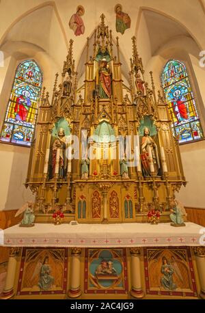 BANSKA Bela, Slowakei - Februar 5, 2015: Der neo-gotischen Altar in der St. Johannes der Evangelist Kirche aus dem Ende des 19. Jhs. Stockfoto