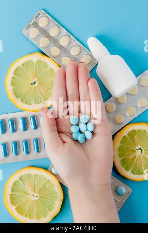 Medikamente, Pillen, Thermometer, traditionelle Medizin für die Behandlung von Erkältungen, Grippe, Wärme auf einem blauen Hintergrund. Aufrechterhaltung der Immunität. Saisonale Krankheiten. Stockfoto