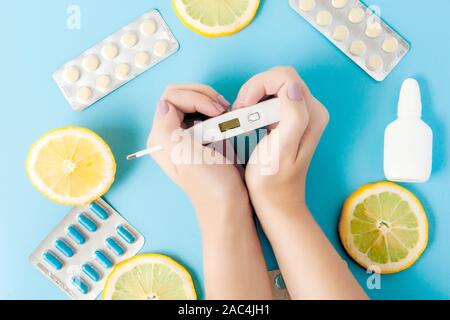Medikamente, Pillen, Thermometer, traditionelle Medizin für die Behandlung von Erkältungen, Grippe, Wärme auf einem blauen Hintergrund. Aufrechterhaltung der Immunität. Saisonale Krankheiten. Stockfoto