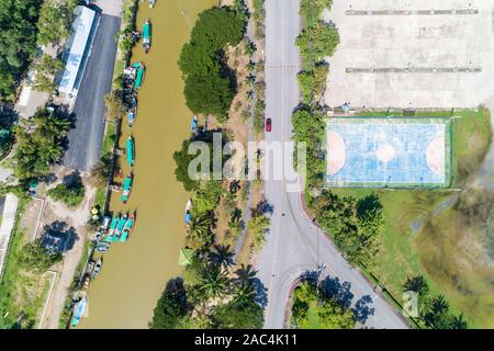 Luftbild von oben nach unten Hohe Betrachtungswinkel drone Schuß der Longtail Boote im Kanal. Stockfoto