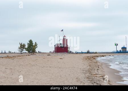 Holland MI, USA Oktober 20, 2019: Big Red Holland Harbor Light, Ottawa County, MI am Eingang von Kanal anschließen Lake Michigan mit See Macatawa. Stockfoto