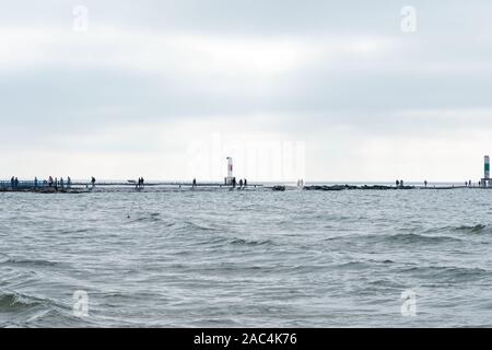 Holland MI, USA Oktober 20, 2019: Pier und Gehweg in Richtung Holland State Park Leuchtturm. Stockfoto