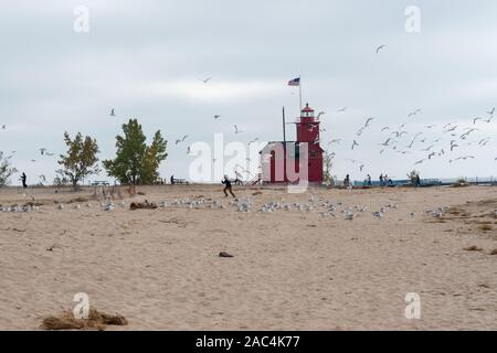 Holland MI, USA Oktober 20, 2019: Big Red Holland Harbor Light, Ottawa County, MI am Eingang von Kanal anschließen Lake Michigan mit See Macatawa. Stockfoto