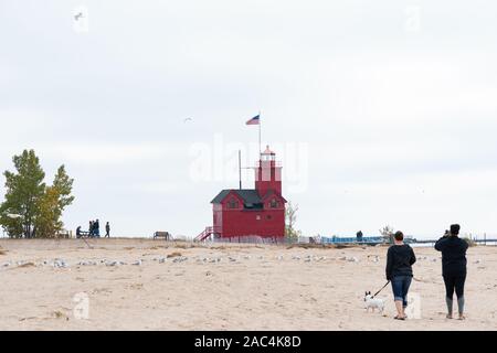 Holland MI, USA Oktober 20, 2019: Big Red Holland Harbor Light, Ottawa County, MI am Eingang von Kanal anschließen Lake Michigan mit See Macatawa. Stockfoto