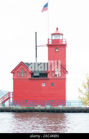 Holland MI, USA Oktober 20, 2019: Big Red Holland Harbor Light, Ottawa County, MI am Eingang von Kanal anschließen Lake Michigan mit See Macatawa. Stockfoto