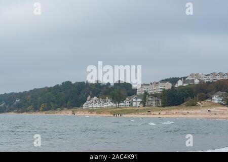 Holland MI, USA Oktober 20, 2019: Holland State Park. Ansicht eines Spyglass Kondominium-verbindung am Ufer des Lake Michigan. Stockfoto