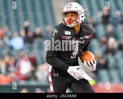 Philadelphia, Pennsylvania, USA. 30 Nov, 2019. Der Tempel BRANDEN MACK (1) fängt den Ball während des Spiels gegen die UConn zu Lincoln Financial Field in Philadelphia Pennsylvania Credit: Ricky Fitchett/ZUMA Draht/Alamy leben Nachrichten Stockfoto