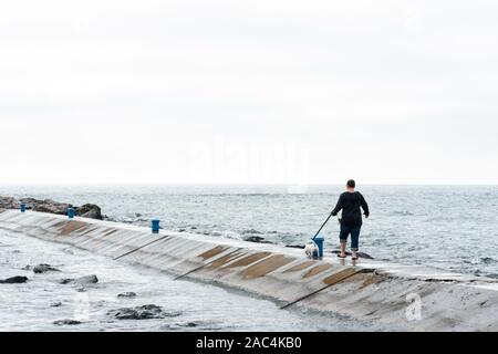 Holland MI, USA Oktober 20, 2019: Pier und Gehweg in Richtung Holland State Park Leuchtturm. Stockfoto