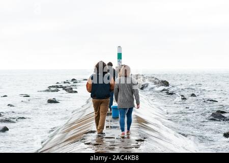 Holland MI, USA Oktober 20, 2019: Pier und Gehweg in Richtung Holland State Park Leuchtturm. Stockfoto