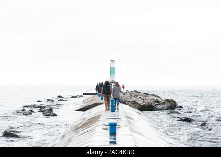 Holland MI, USA Oktober 20, 2019: Pier und Gehweg in Richtung Holland State Park Leuchtturm. Stockfoto