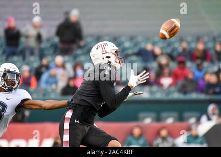 Philadelphia, Pennsylvania, USA. 30 Nov, 2019. Der Tempel BRANDEN MACK (1) fängt den Ball während des Spiels gegen die UConn zu Lincoln Financial Field in Philadelphia Pennsylvania Credit: Ricky Fitchett/ZUMA Draht/Alamy leben Nachrichten Stockfoto