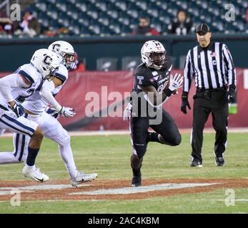 Philadelphia, Pennsylvania, USA. 30 Nov, 2019. Der Tempel TAYVON RULEY (29) läuft mit dem Ball im Spiel gegen die UConn zu Lincoln Financial Field in Philadelphia Pennsylvania Credit: Ricky Fitchett/ZUMA Draht/Alamy leben Nachrichten Stockfoto