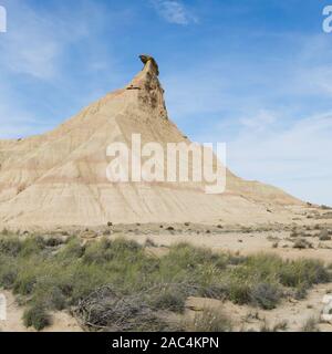 Kleiner trockener Berg mitten in der Wüste. Stockfoto