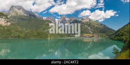 Die Alpen Lago di Molveno mit der Brenta Dolomiten im Hintergrund. Stockfoto
