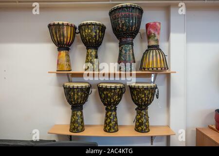 Djembe Trommeln auf Regalen gelagert Stockfoto